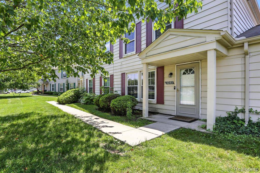 Homes for sale - 3043 Oakridge Court, Lake Orion Vlg, MI 48360 