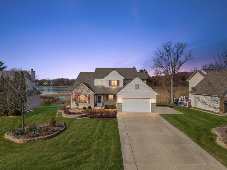 NEW ON MARKET! 850 Glenmoor Dr., Oxford, MI 48371