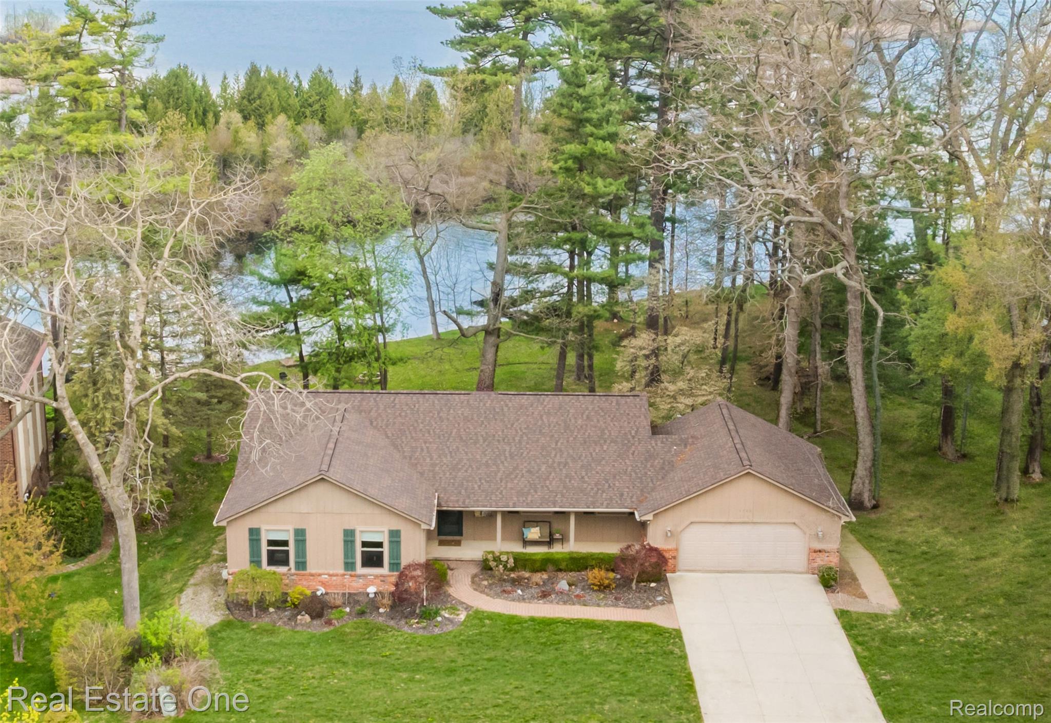 2748 Armstrong Drive, Orion Charter Township, MI, 48360