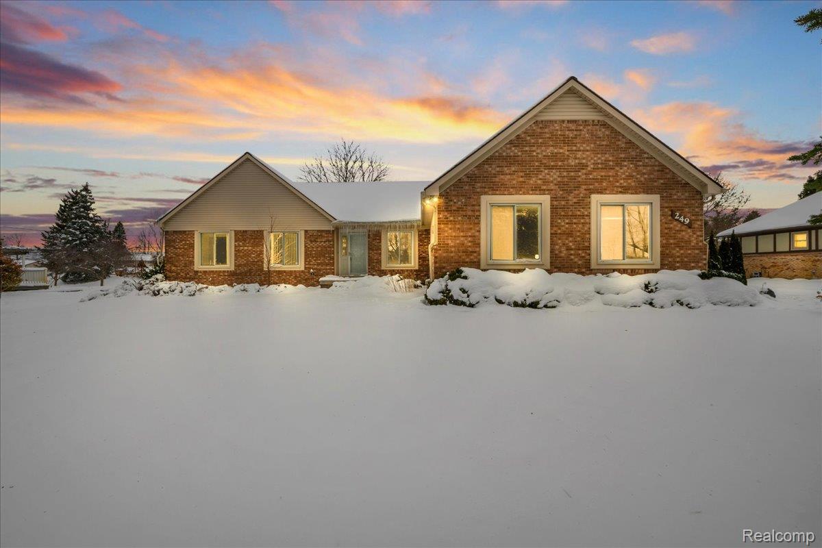 249 E Silverbell Road, Lake Orion Village, MI, 48360